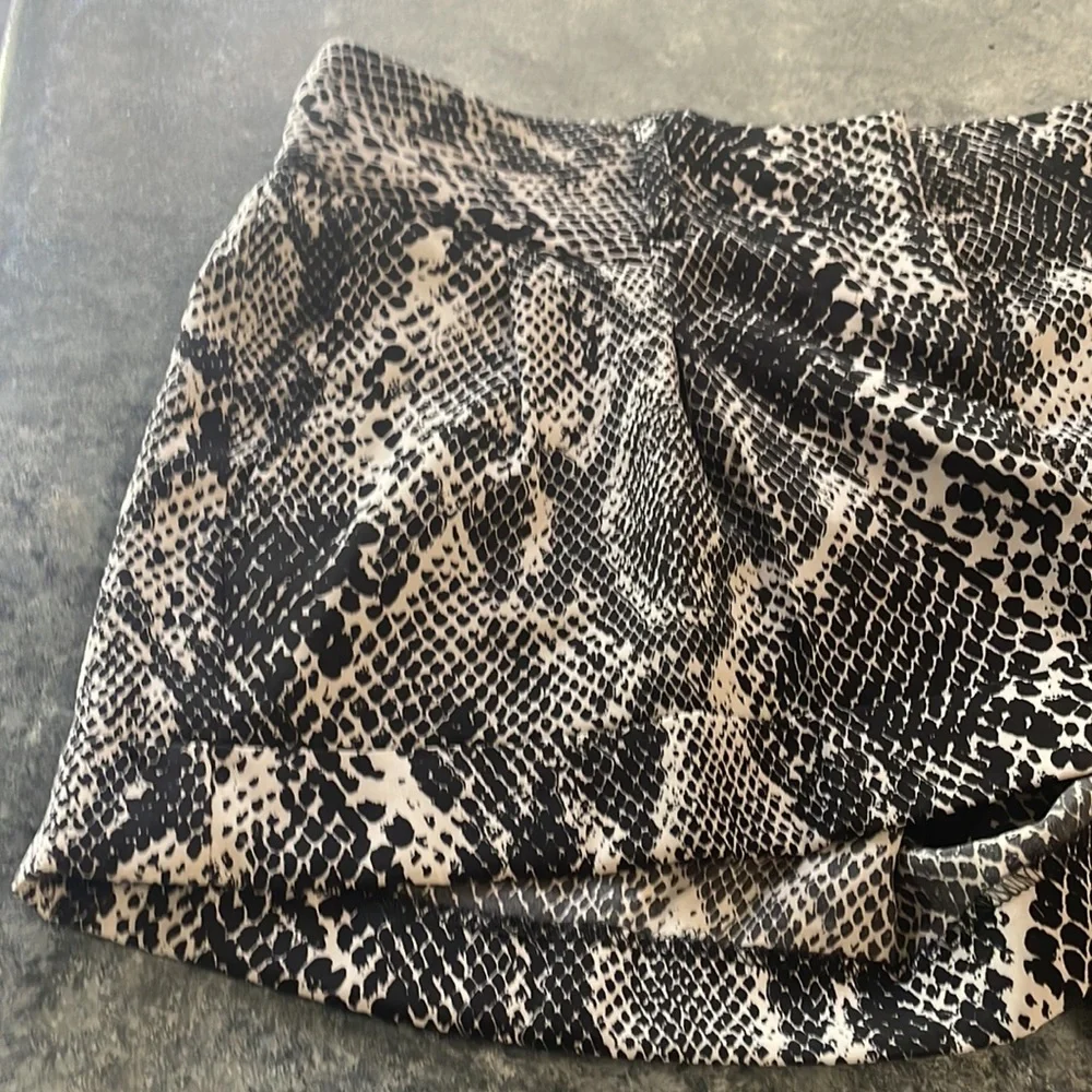 Express Snake skin print polyester shorts with pockets - size 8 - Picture 2 of 3